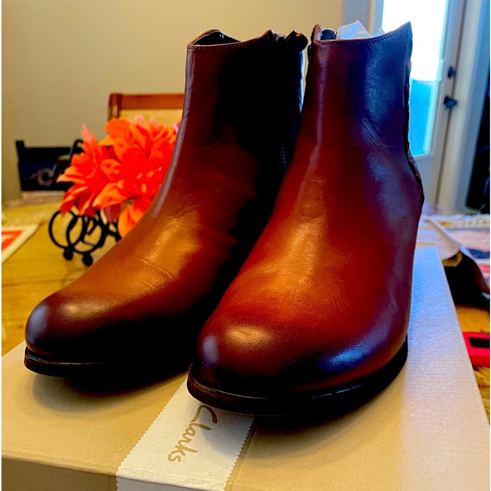 Clarks Leather Ankle Booties Like New 10 M